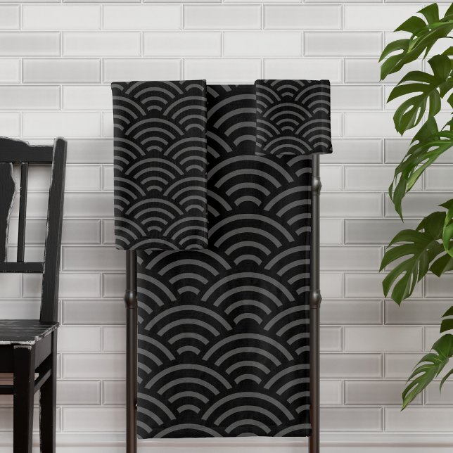 Patrón negro de onda gris estilo japonés (A modern take on the traditional Japanese Seigaiha wave print pattern perfect for your japandi style)