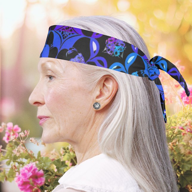 Patrón retro hippie bohemio azul morado negro (A vibrant blue, purple and black headband with abstract pattern in a hippie style)