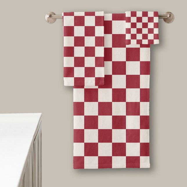 Patrón rojo oscuro y bajo control de crema (Dark Red and Cream Checkered Pattern Bath Towel Set in situ)