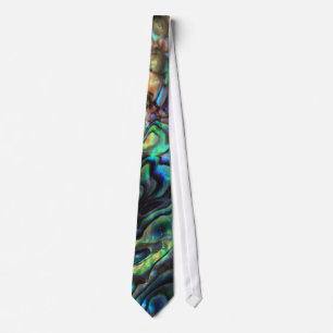 Paula abalone con corbata azul y verde