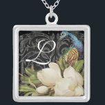 Pavo real del vintage y collar del monograma de<br><div class="desc">Este pavo real del vintage, damasco, magnolias y diseño elegantes de los remolinos se ofrece en una amplia gama de los productos del boda incluyendo invitaciones. Este collar del recuerdo de la plata esterlina es perfecto para su hija, hermana, tía, madre o abuela - tiene una súplica elegante que cruce...</div>