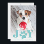 Paws festivos | Tarjeta de vacaciones fotográfica<br><div class="desc">La fantástica tarjeta de fotos de vacaciones incluye una foto favorita de tu perro con "JOY" como un texto turquesa vibrante en la parte inferior. Un ilustracion de papel dulce ocupa el lugar de la "O". Personalice el saludo de su personalizado y los nombres que aparecen en la parte inferior....</div>