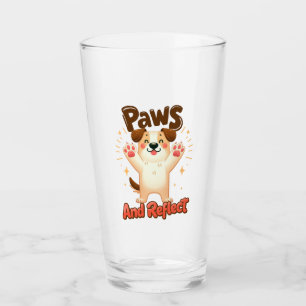 Paws Y Refleja Perro Cuto