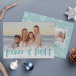 Paz Snowly | Tarjeta fotográfica Hanukkah<br><div class="desc">Las modernas tarjetas de fotos de Hanukkah muestran tu imagen favorita con un borde blanco de copos de nieve en la parte inferior. "Paz y luz" aparece en la tipografía de brochas con letras a mano acuáticas, con sus nombres y el año por debajo. Personalizar el copo de nieve con...</div>