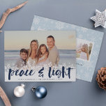 Paz Snowly | Tarjeta fotográfica Hanukkah<br><div class="desc">Las modernas tarjetas de fotos de Hanukkah muestran tu imagen favorita con un borde blanco de copos de nieve en la parte inferior. "Paz y luz" aparece en la tipografía de pincel con letras de color azul marino, con sus nombres y el año por debajo. Personalizar el copo de nieve...</div>