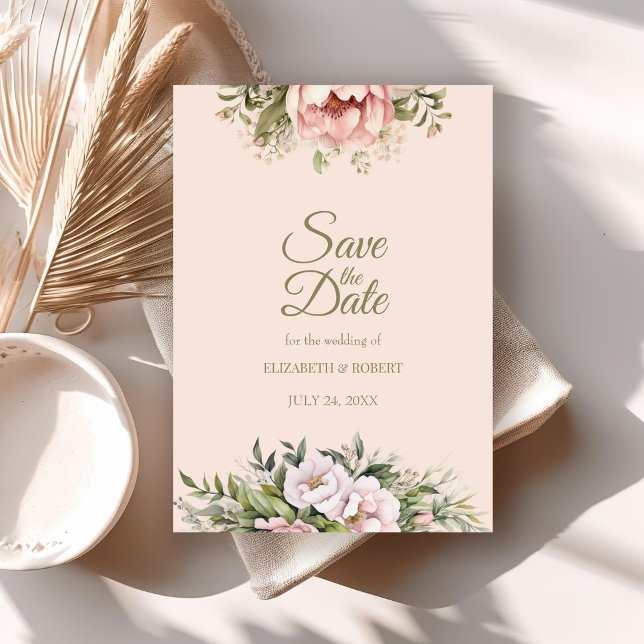Peach suave y floral Rubor Guardar la tarjeta de f (Soft Peach and Blush Floral Save The Date Card on a neutral boho wedding table.)