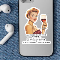 Ama de casa retro divertida diciendo beber