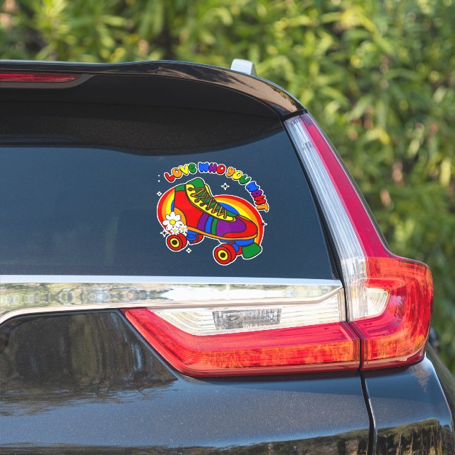 Pegatina Amar a quién quieres patinar sobre el arcoiris (Lado del coche)