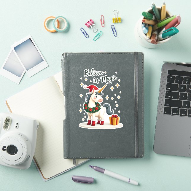 Pegatina Believe in Magic Festive Unicorn wearing a Christm (Funda para iPad)