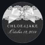 Pegatina Black & White Damask & Pearl Bow<br><div class="desc">Pegatina Boda blanco y negro. Elegante diseño de arco de perlas. ¡Por favor,  tenga en cuenta todas las imágenes planas! ¡No tienen arcos de verdad!</div>