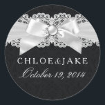 Pegatina Black & White Damask & Pearl Bow<br><div class="desc">Pegatina Boda blanco y negro. Elegante diseño de arco de perlas. ¡Por favor,  tenga en cuenta todas las imágenes planas! ¡No tienen arcos de verdad!</div>