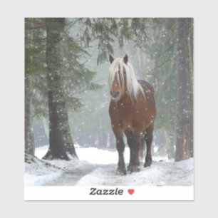 Pegatina Caballo marrón en un bosque de invierno con nieve