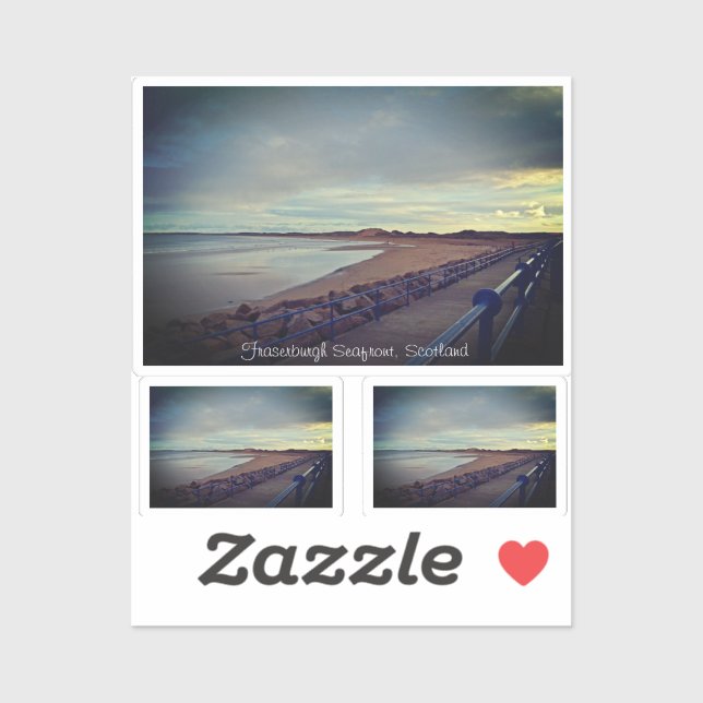 Pegatina Caminata frente al mar en la bahía de Fraserburgh, (Hoja)