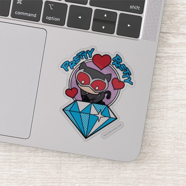 Pegatina Chibi Catwoman sentada encima del Diamante grande (Detalle)