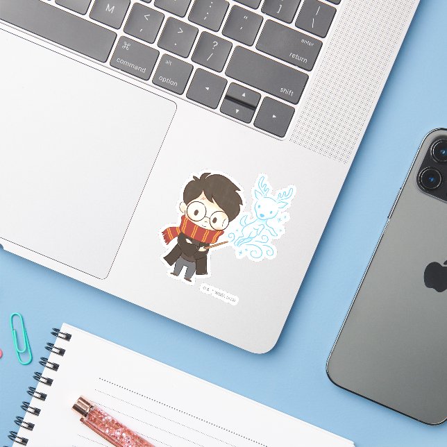 Pegatina Chibi HARRY POTTER™ Patrono (Ordenado portátil con iPhone)