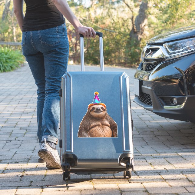 Pegatina Chunky Sloth birthday party hat gift funny meme pr (Maleta Insitu)