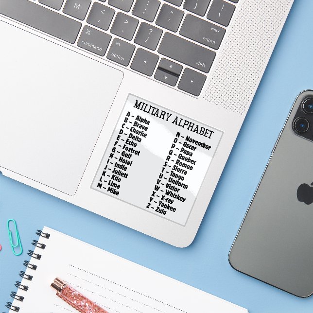Pegatina Código Fonético Alphabet Militar, Alpha Bravo... (Ordenado portátil con iPhone)