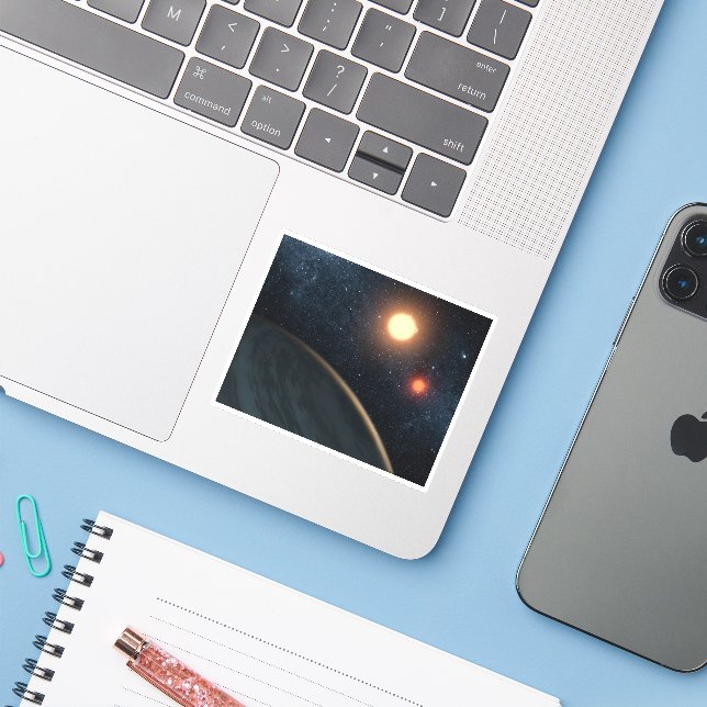 Pegatina Concepto de artista que ilustra a Kepler-16b. (Ordenado portátil con iPhone)