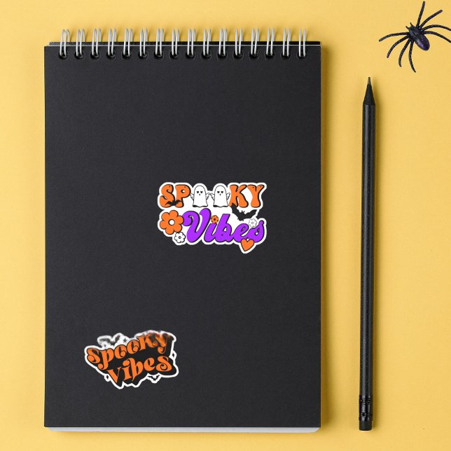 Pegatina Contexto de Halloween retrospectivo de vibraciones (Spread spooky vibes with these fun retro inspired stickers!)
