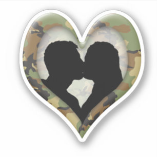 Pegatina Corazón de camuflaje con pareja besándose