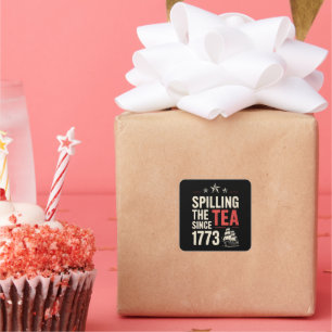 Pegatina Cuadrada 4 de julio derramando el té desde 1773 patriótico