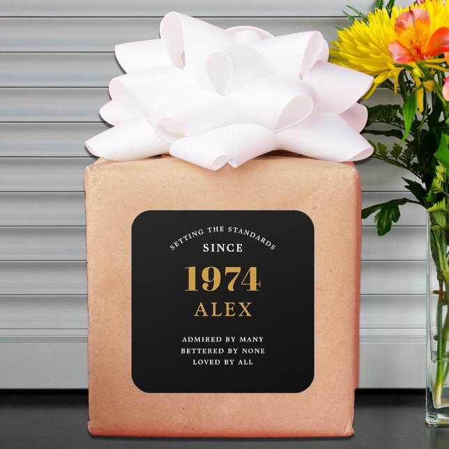 Pegatina Cuadrada 50.º Nombramiento de cumpleaños 1974 Moda elegante (50th Birthday 1974 Elegance: Exceptionally Chic Black and Gold Square Sticker. )