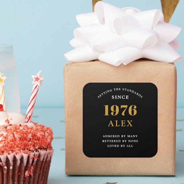 Pegatina Cuadrada 50th Birthday Name 1976 Black Gold Elegant Chic (Born 1976 sticker on a wrapped parcel.)