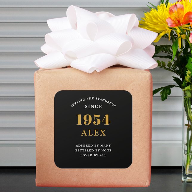 Pegatina Cuadrada 70.º Nombramiento de cumpleaños 1954 Moda elegante (70th Birthday 1954 Elegance: Exceptionally Chic Black and Gold Square Sticker.)
