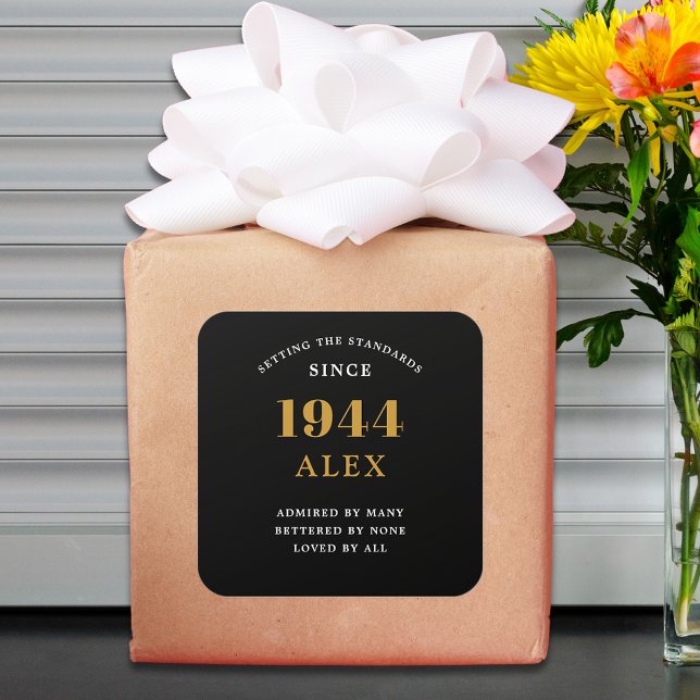 Pegatina Cuadrada 80.º Nombramiento de cumpleaños 1944 Moda elegante (80th Birthday 1944 Elegance: Exceptionally Chic Black and Gold Square Sticker.)