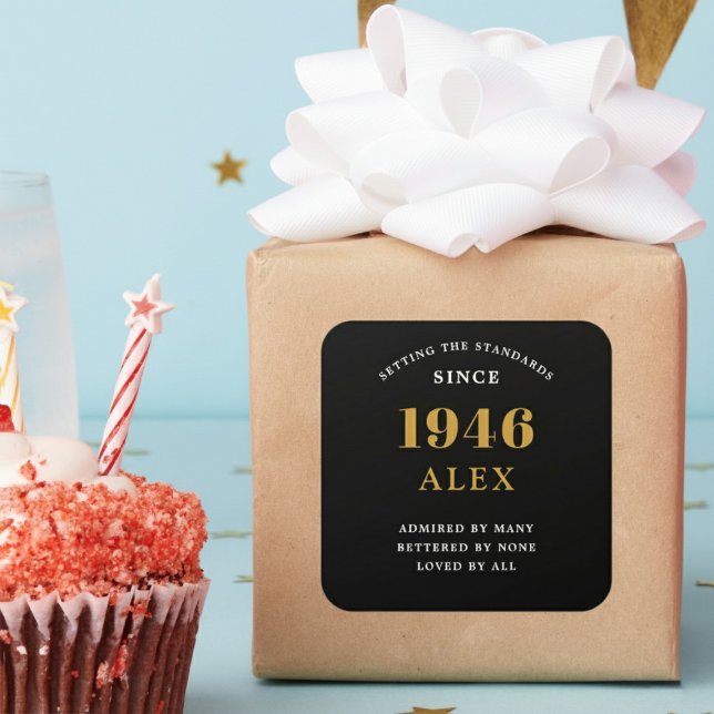 Pegatina Cuadrada 80th Birthday Name 1946 Black Gold Elegant Chic (Born 1946 sticker on a wrapped gift.)