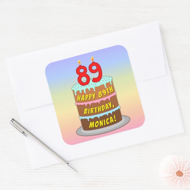 Pegatina Cuadrada 89º cumpleaños: Torta divertida y velas + nombre p (Sobre)