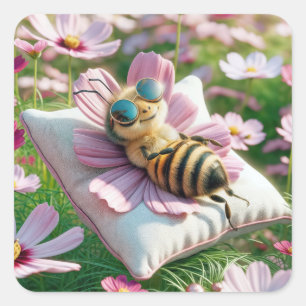 Pegatina Cuadrada Abeja de miel descansa sobre una almohada
