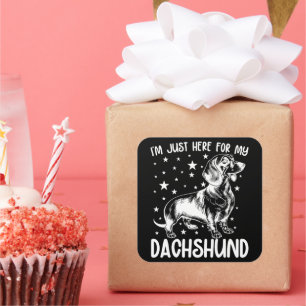 Pegatina Cuadrada Acá Para Mi Cumpleaños De Dachshund Perro.