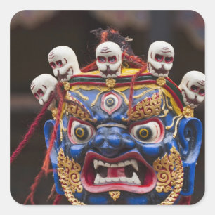 Pegatina Cuadrada Actuación de baile enmascarado en el Festival Tshe
