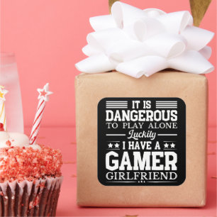 Pegatina Cuadrada Afortunadamente Tengo Una Pareja Graciosa De Amigo