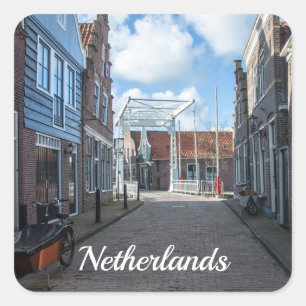 Pegatina Cuadrada Aldea holandesa con puente tradicional de madera