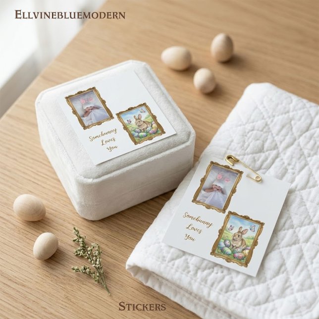 Pegatina Cuadrada Alguno conejito te ama marco de foto Pascua (Custom "Somebunny Loves You" seal: the perfect sentimental touch for family gifts and favors.)