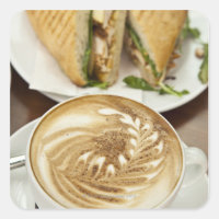 Almuerzo de capuchino y panini