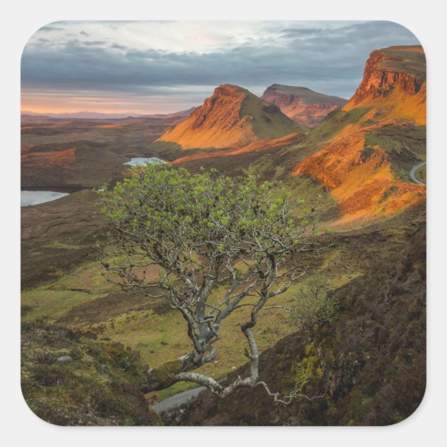 Pegatina Cuadrada Amanecer en las montañas Quiraing en Skye, Escocia (Anverso)