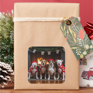 Pegatina Cuadrada American Staffordshire junto a la chimenea Navidad