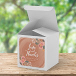 Pegatina Cuadrada Amor y agradecimiento de Boda floral rústico de ma<br><div class="desc">Este rústico pegatina cuadrado Boda presenta una hermosa floral contra un fondo de madera marrón y el mundo "Amor y Gracias". Utilícelo para sellar los sobres, los bolsos de bienvenida o la decoración. Consulte otros elementos de boda rústicos que coincidan, como las invitaciones aquí http://www.zazzle.com/collections/brown_wood_rustic_floral_wedding_collection-119146535042869019?rf=238364477188679314 Personalícelo con sus detalles reemplazando...</div>