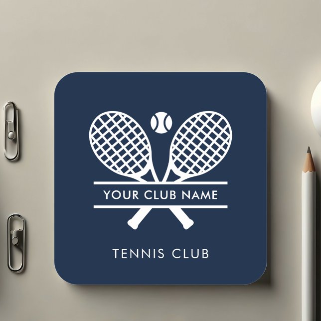 Pegatina Cuadrada Añadir tu nombre de club Iconos de tenis Azul mari (Your Tennis Club Name Rackets Motif Navy Blue Sticker)