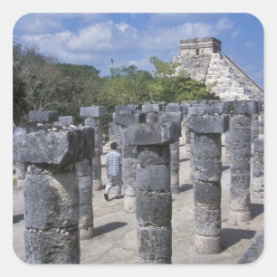 Pegatina Cuadrada Antiguos pilares de piedra en Chichén Itza. Centra