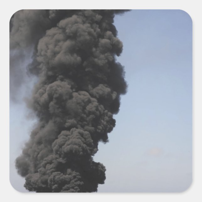 Pegatina Cuadrada Aparecen nubes oscuras de humo y fuego (Anverso)