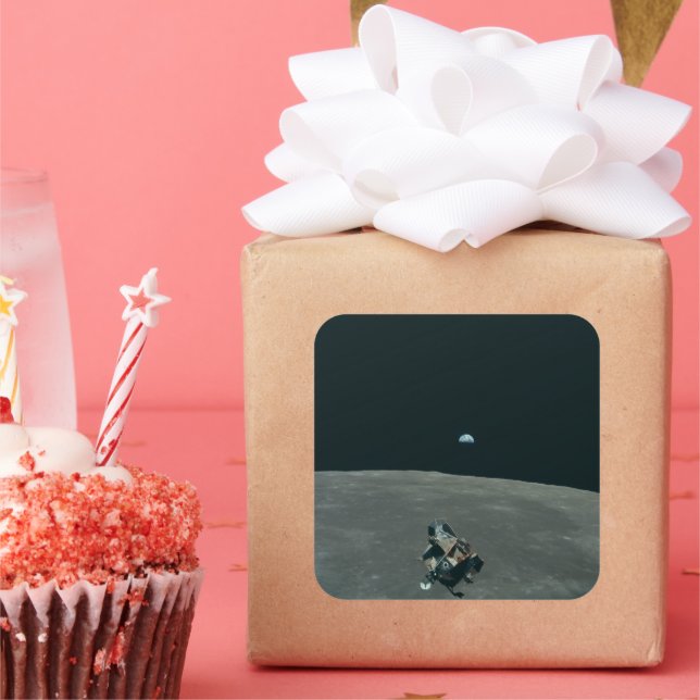 Pegatina Cuadrada Apollo Lunar Lander y Earrise Over Moon (Fiesta)