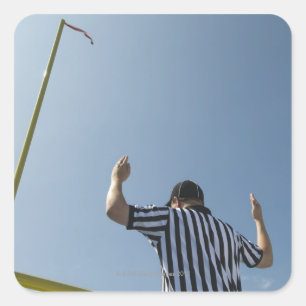 Pegatina Cuadrada Árbitro del fútbol que llama tiro de campo