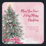 Pegatina Cuadrada Árbol de Navidad en rosa<br><div class="desc">Un bonito pino verde en el bosque, todo vestido con Navidades rosas baubles, poinsettia decorativa y cinta adhesiva. ¿Quién imaginaría este mágico espectáculo en la nieve? Por supuesto, este caprichoso árbol de vacaciones debe aparecer con un glorioso fondo rosado mientras cae la nieve. Nuestra escena imaginaria es de un diseño...</div>