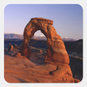 Pegatina Cuadrada Arco delicado al atardecer con La nevada