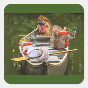 Pegatina Cuadrada Ardillas divertidas en una canoa texteando y pesca