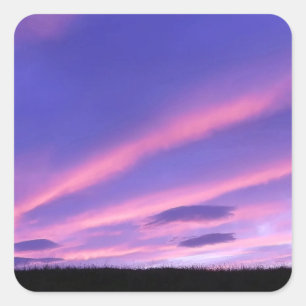 Pegatina Cuadrada Arte de paisaje crepuscular vibrante con cielo púr